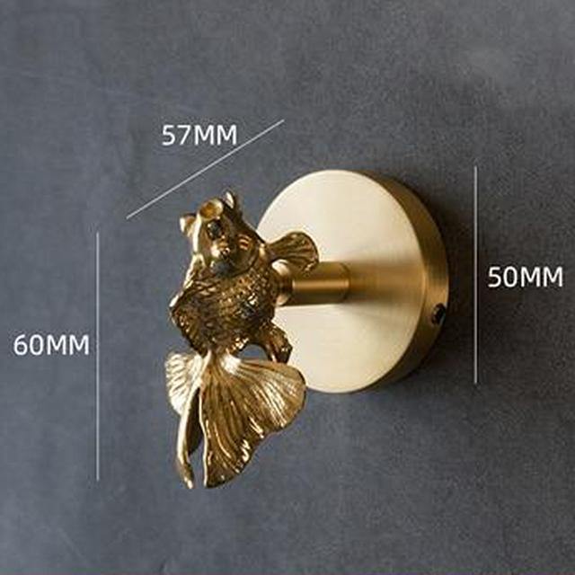 Moderne dyrekrok i børstet metall. Minimalistisk design som gir organisering og stil til et hvert hjem.