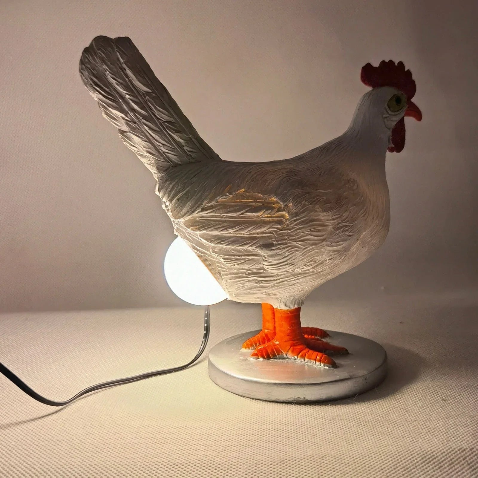 Leken kyllinglampe i resin. Perfekt som stemningsbelysning, nattbordslampe eller interiørdetalj.