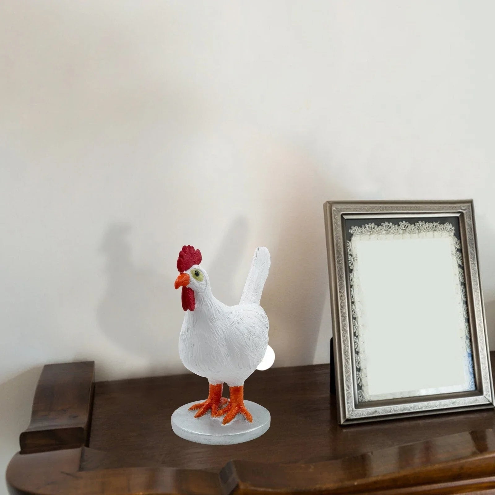 Håndlaget kyllinglampe i resin. Elegant og leken design som gir varmt lys til ethvert rom.