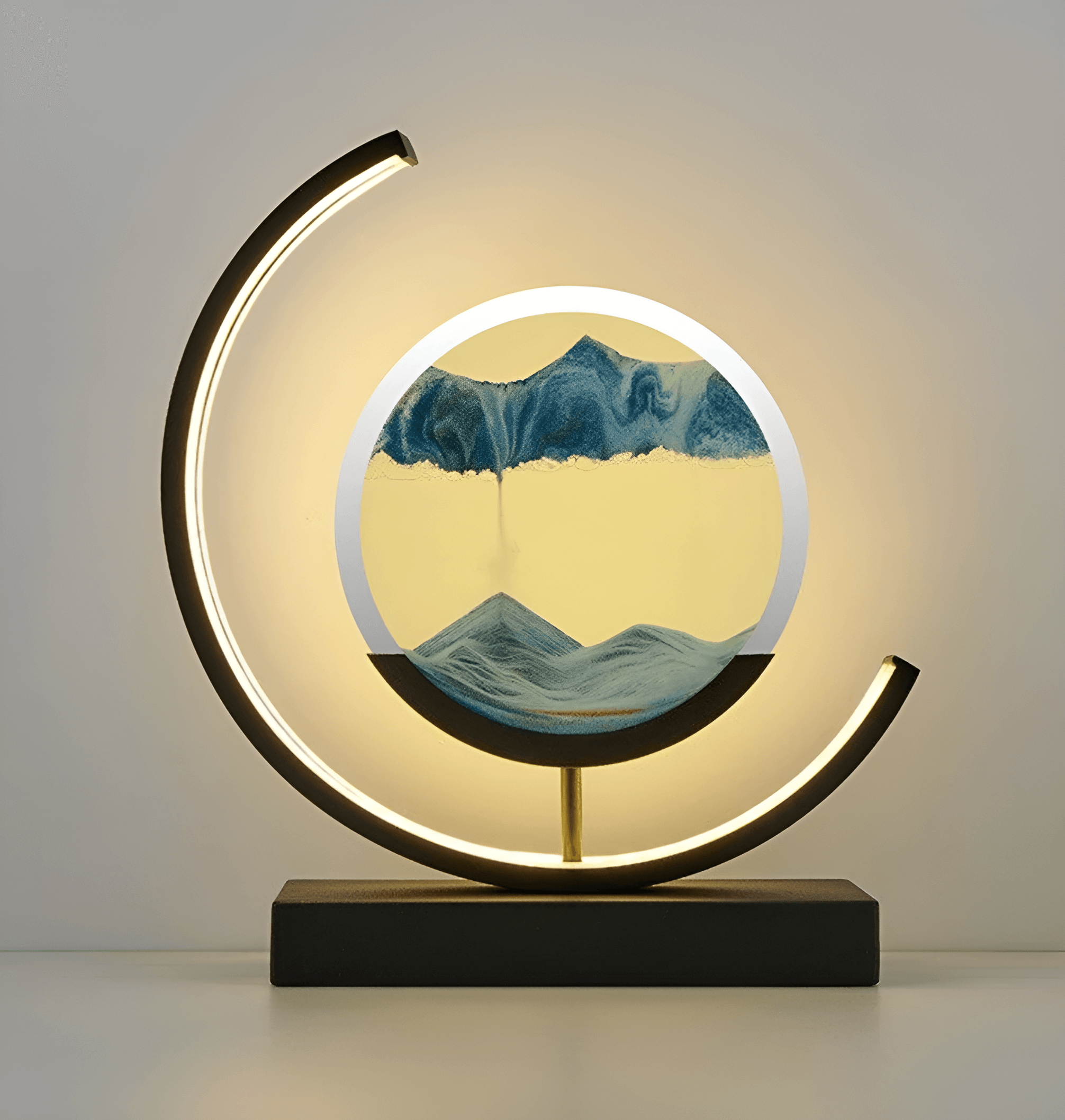 Elegant designlampe med dynamisk sandkunst, gir varmt stemningslys. Ideell for moderne interiør.
