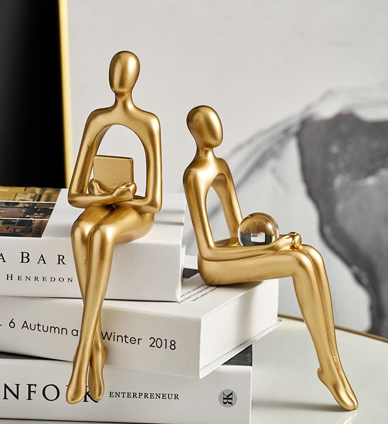 Organisk formet abstrakt figur i hvit farge, en stilig pyntegjenstand for moderne interiør.