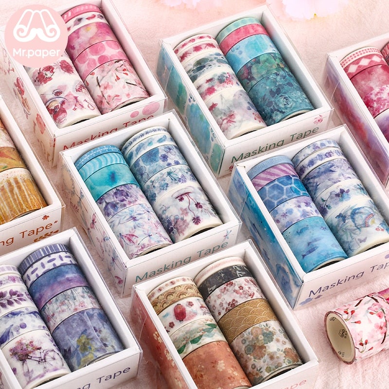 Fargerikt washi tape for dekorasjon, perfekt for hobby og kunstprosjekter hjemme.