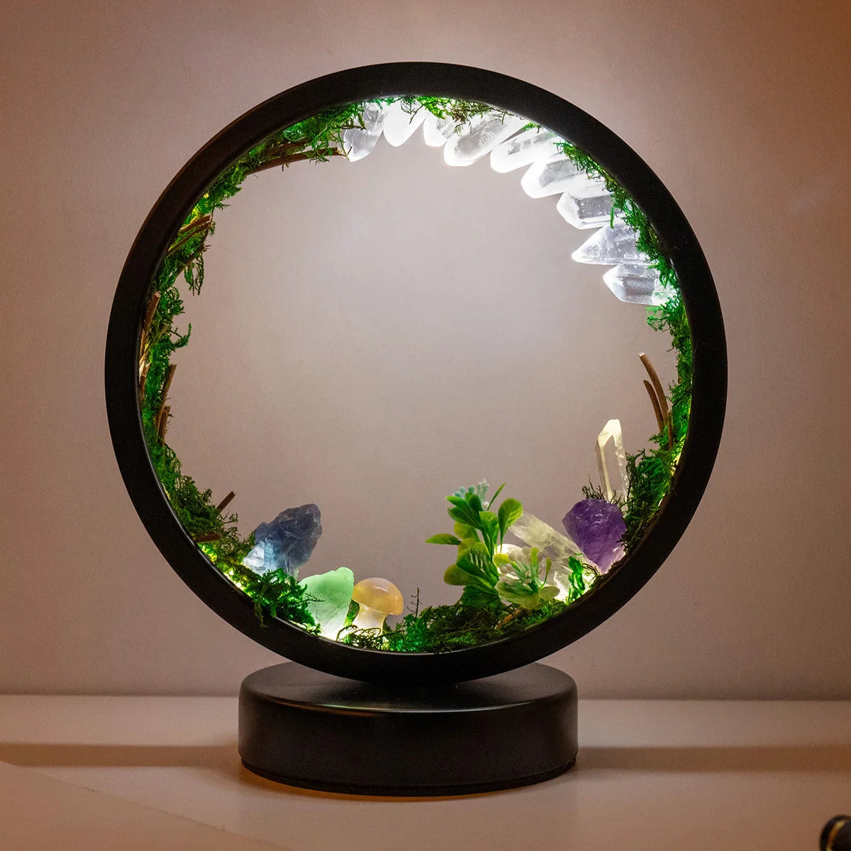 Stilig sirkulær bordlampe med integrert grønn dekor, perfekt som nattlys på nattbordet.