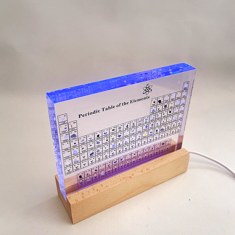 Elegant periodisk system i klar akryl. Funksjonell vitenskapsdekorasjon og inspirerende læringsverktøy for hjem/kontor.