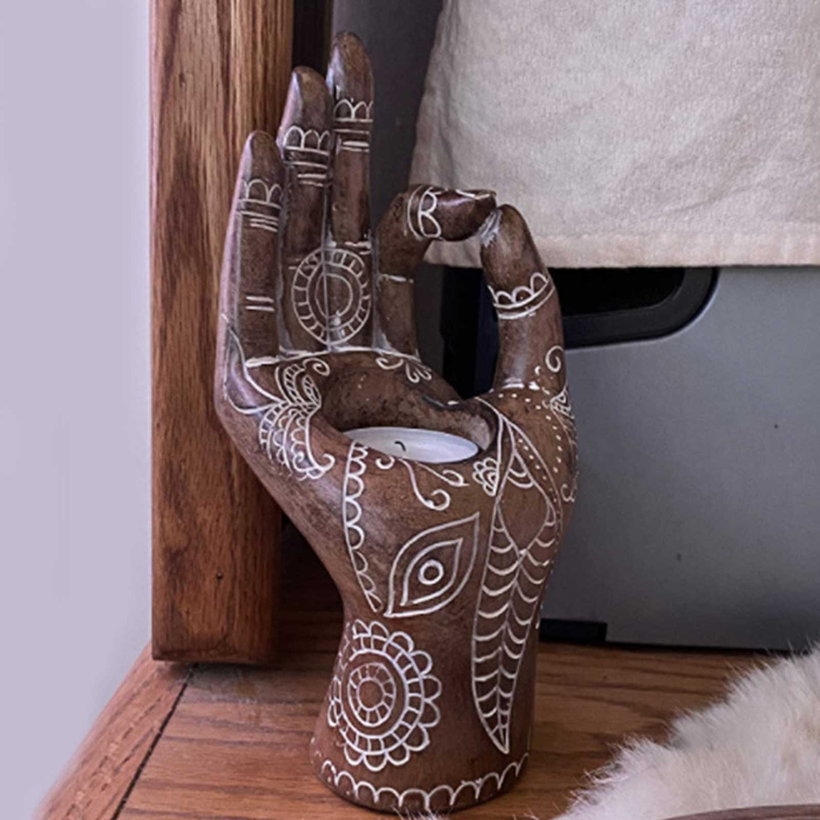 Detaljert Buddha håndlysestake i antikk-look harpiks. Telysholder som fremmer ro og meditasjon i hjemmet.