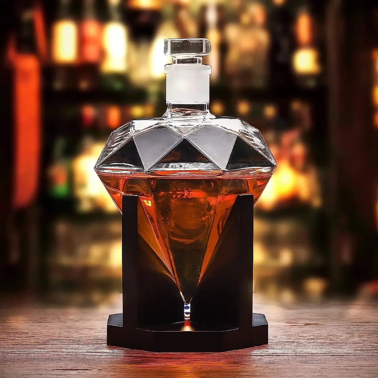 Luksuriøs diamant whisky dekanter med tre stativ, perfekt for hjemmebar og servering av brennevin.