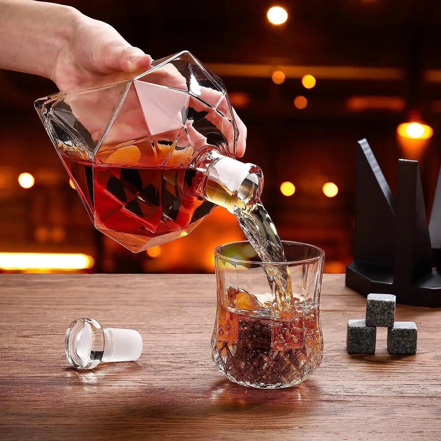 Stilren diamant karaffel for whisky, klar krystall med robust treholder. Ideell for servering.
