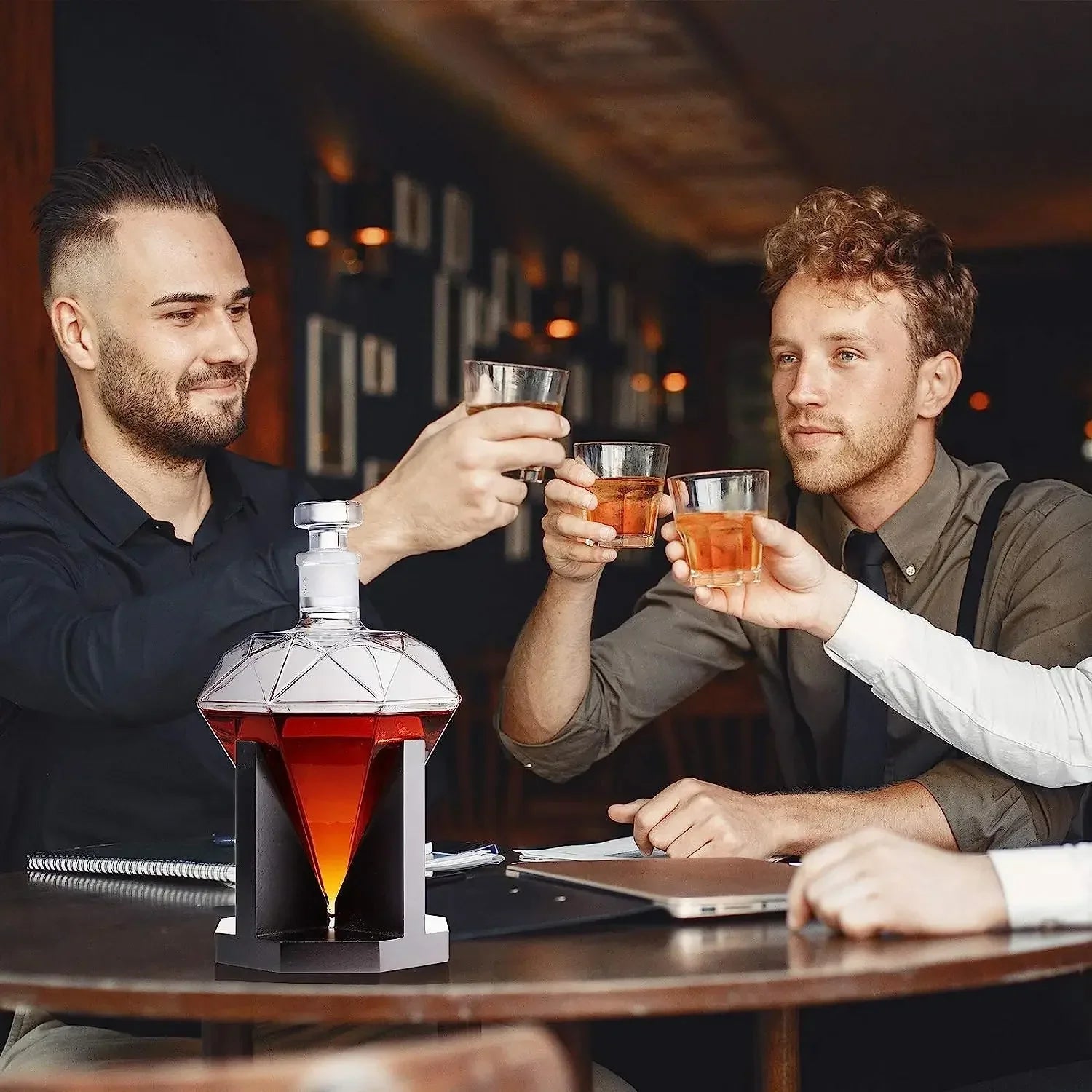 Essensiell hjemmebar tilbehør: Diamantformet whiskydekanter med praktisk treholder for din favorittdrikk.