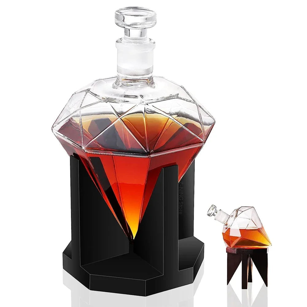 Unik diamantformet whisky dekanter i glass, presentert på flott tre stativ. Et blikkfang i baren.