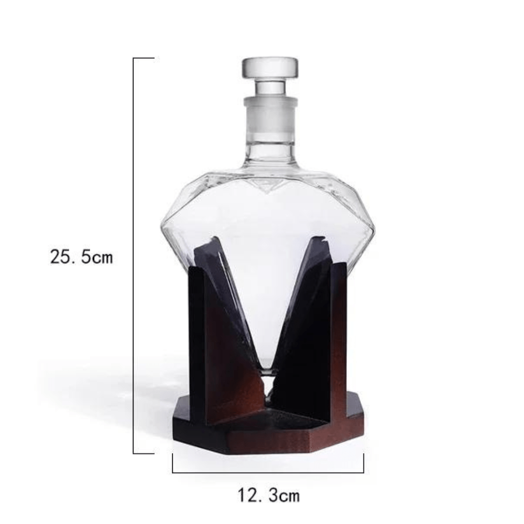 Høy kvalitet diamant whiskykaraffel med treholder, ideell for servering av brennevin i maskulint design.
