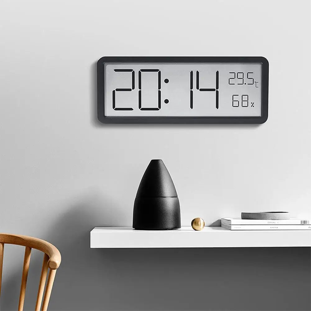 Moderne digital klokke for vegg, med tydelig LED, innebygd termometer og hygrometer, ideell for stuen.