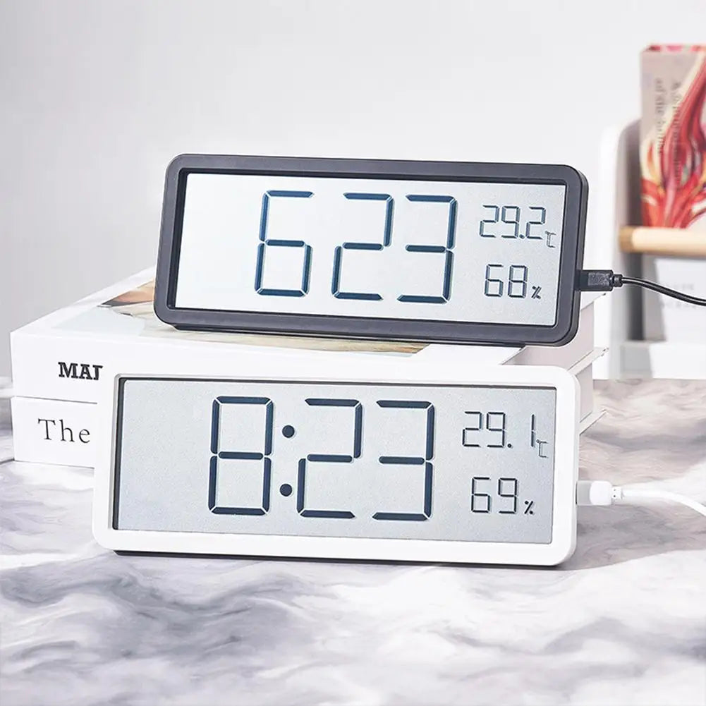 Stilren digital LED veggklokke. Viser klokkeslett, temperatur og fuktighet. Perfekt for hjemmekontor.
