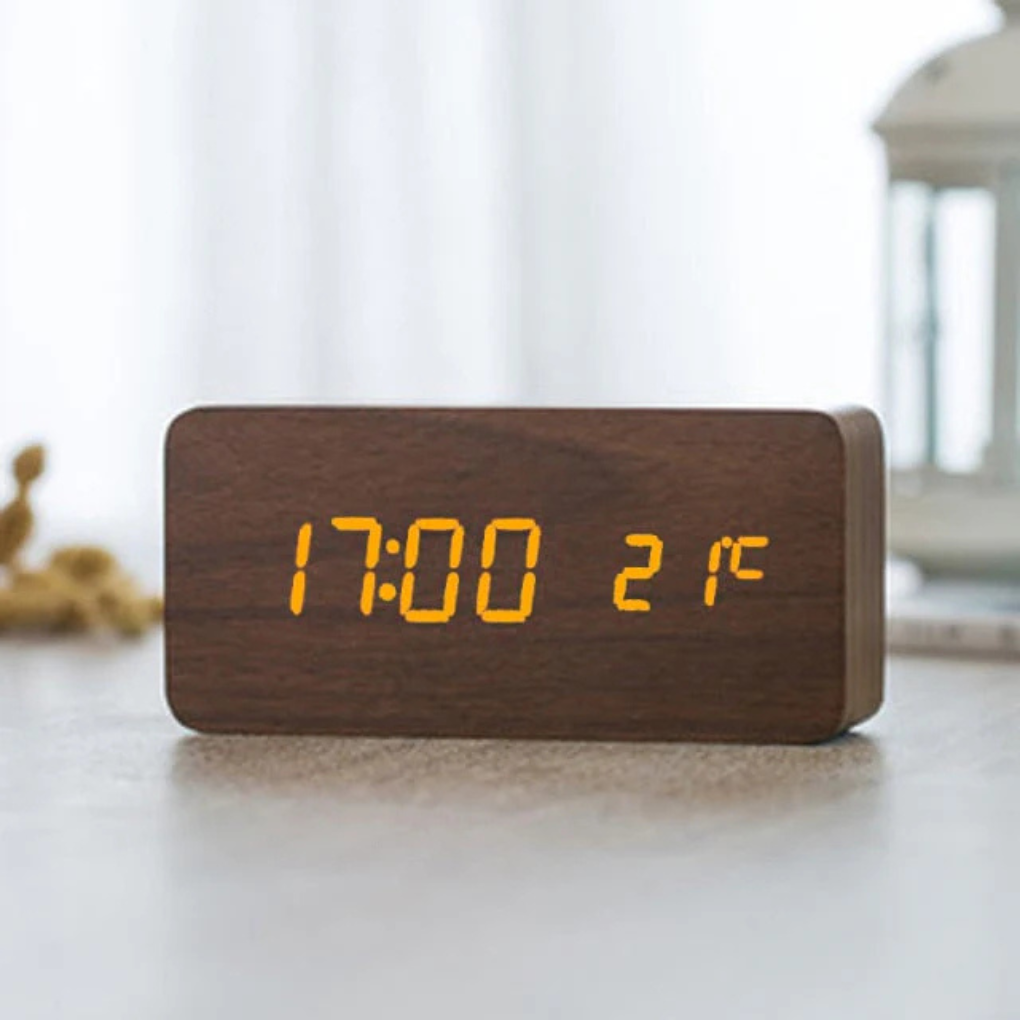 Digital LED vekkerklokke med stemmeaktivering, perfekt for nattbordet.