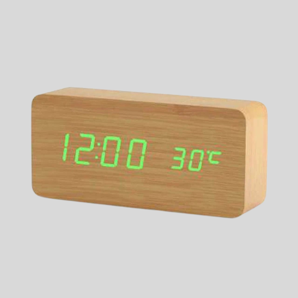 Praktisk digital klokke for hjemmet, med LED-display og stemmeaktiverte innstillinger.