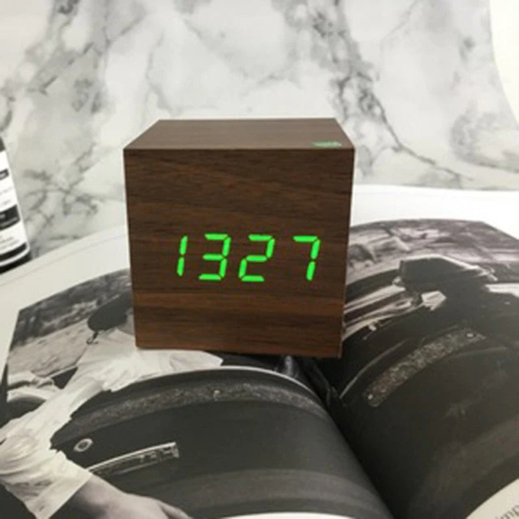 Elegant USB-drevet LED bordklokke med tydelig tids- og temperaturvisning.