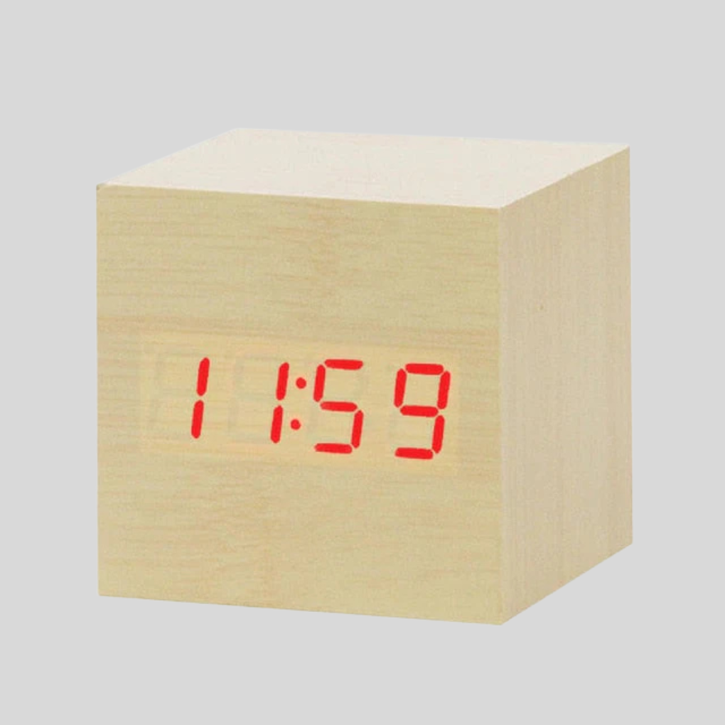 Nattbord vekkerklokke med digital LED-display og innebygd termometer.