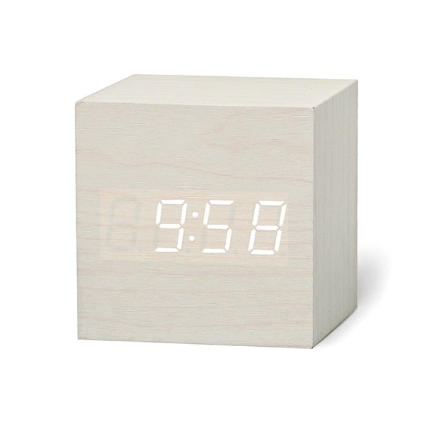Stilig digital klokke i moderne design med tydelig LED-display, perfekt for hjemmeinnredningen.