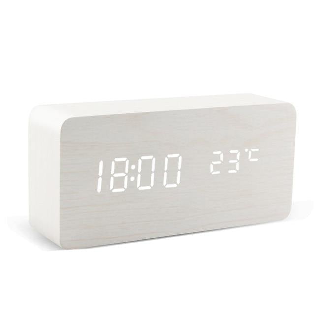 Moderne digital klokke med tydelig display og slumrefunksjon. Ideell for kontor og soverom.
