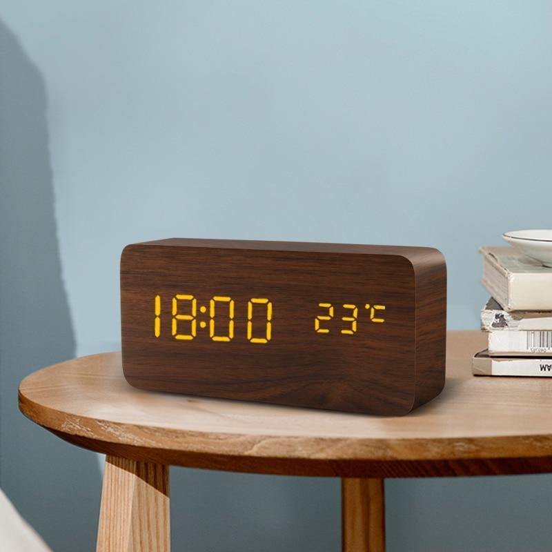 Minimalistisk digital vekkerklokke med stort, lettlest display. Perfekt som nattbordsklokke.