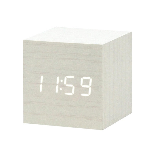 Elegant digital vekkerklokke med talekontroll. Perfekt for moderne hjem og soverom.