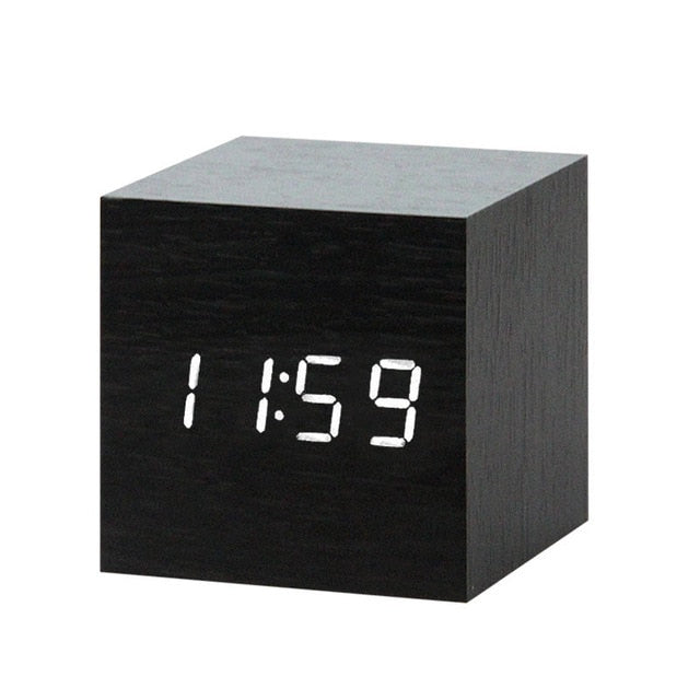 Digital vekkerklokke, perfekt for soverom. Med talekontroll og moderne, strømlinjet design.