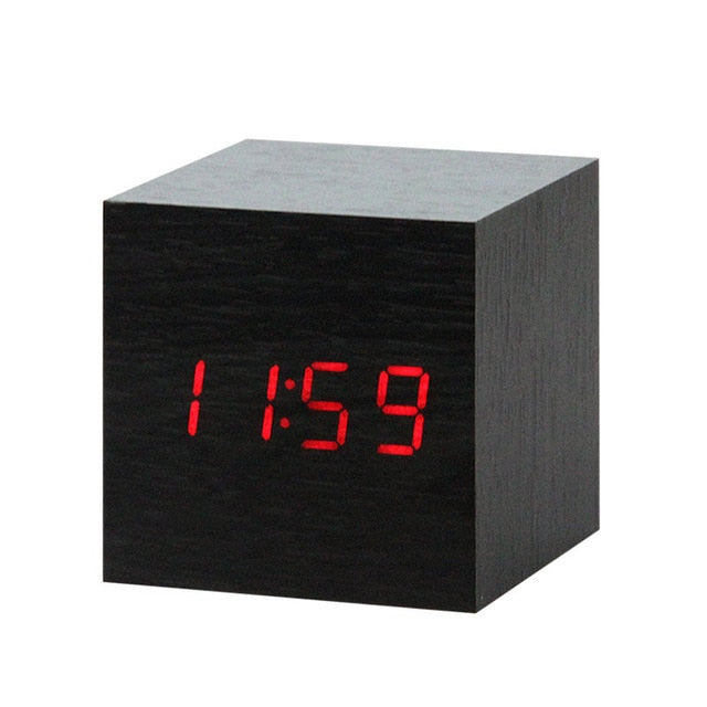 Smart digital vekkerklokke med talekontroll. USB-lading, minimalistisk og tydelig LED-display.