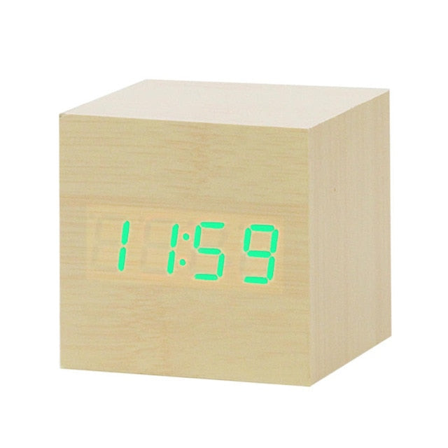 Smart digital vekkerklokke med stemmestyring. Minimalistisk design for moderne interiør og nattbord.