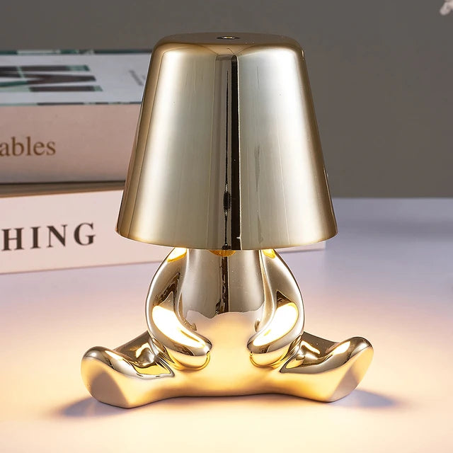 Kompakt gull dimmbar bordlampe. Effektiv belysning for mindre rom eller nattbord.