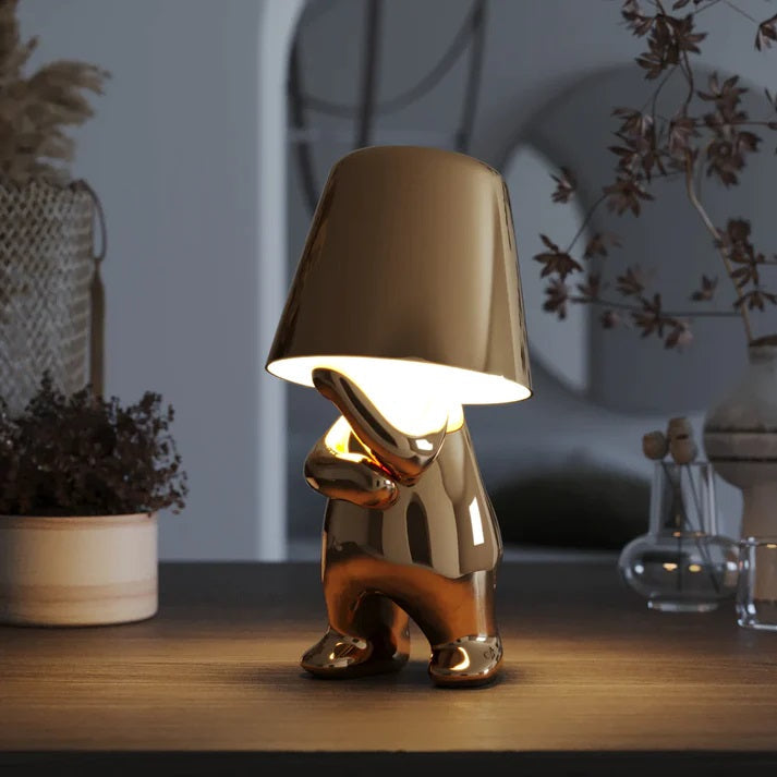 Dimmbar LED bordlampe i moderne gullfarge. Perfekt for dekorativ belysning.