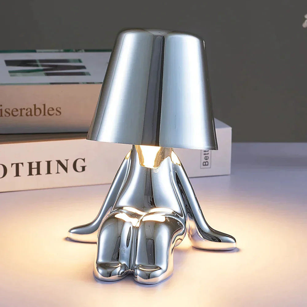 Kompakt dimmbar bordlampe med LED. Optimaliserer lyset på nattbordet.