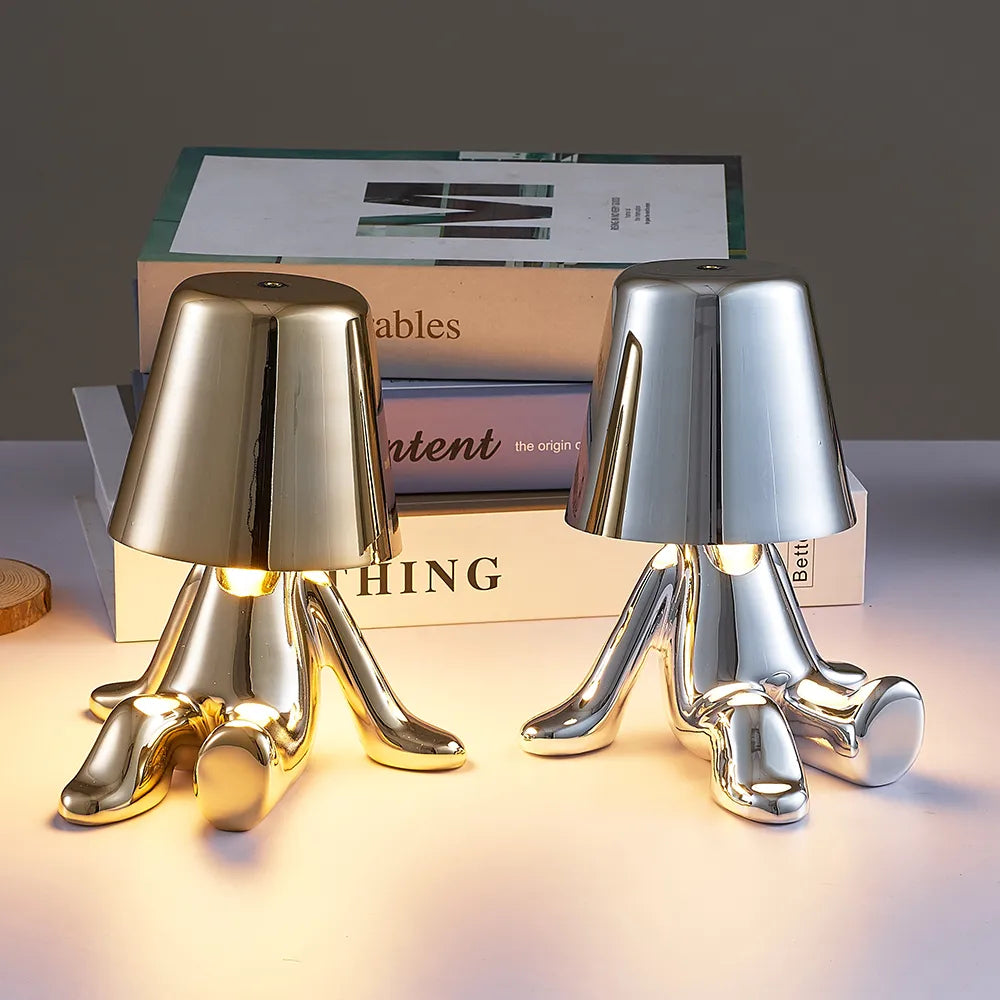 Moderne dimmbar bordlampe i sølv finish. Ideell som interiørdetalj i stuen.