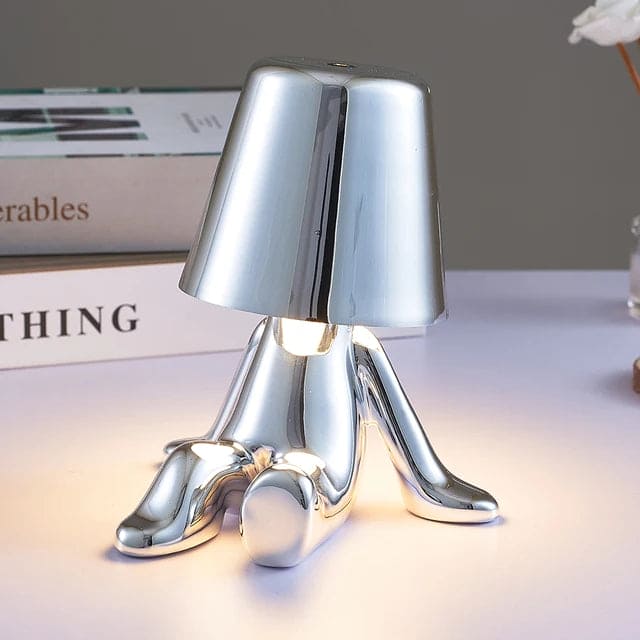 Kompakt LED bordlampe i gull. Dimmbar for fleksibel og stemningsfull belysning.