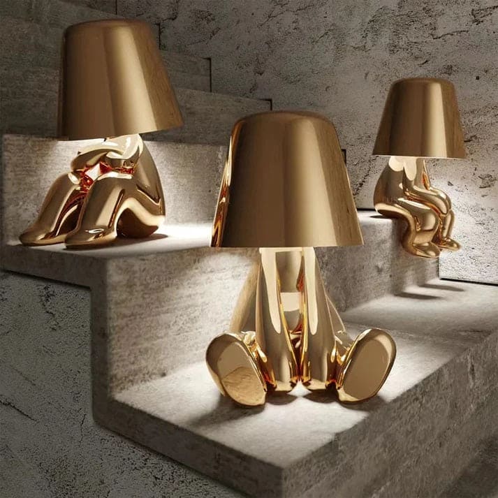 Gullfarget dimmbar bordlampe. Essensiell dekorasjon og belysning for ditt hjem.