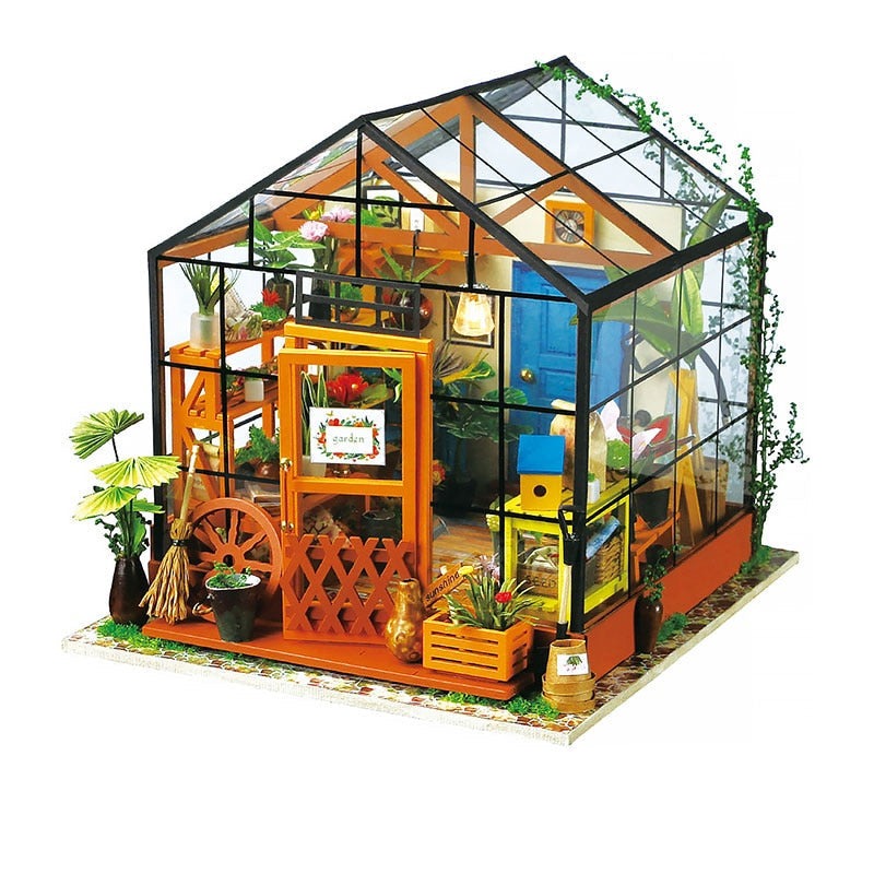 Bilde av alle delene til et DIY miniatyrhussett i tre, klar for montering og kreativ utfoldelse.