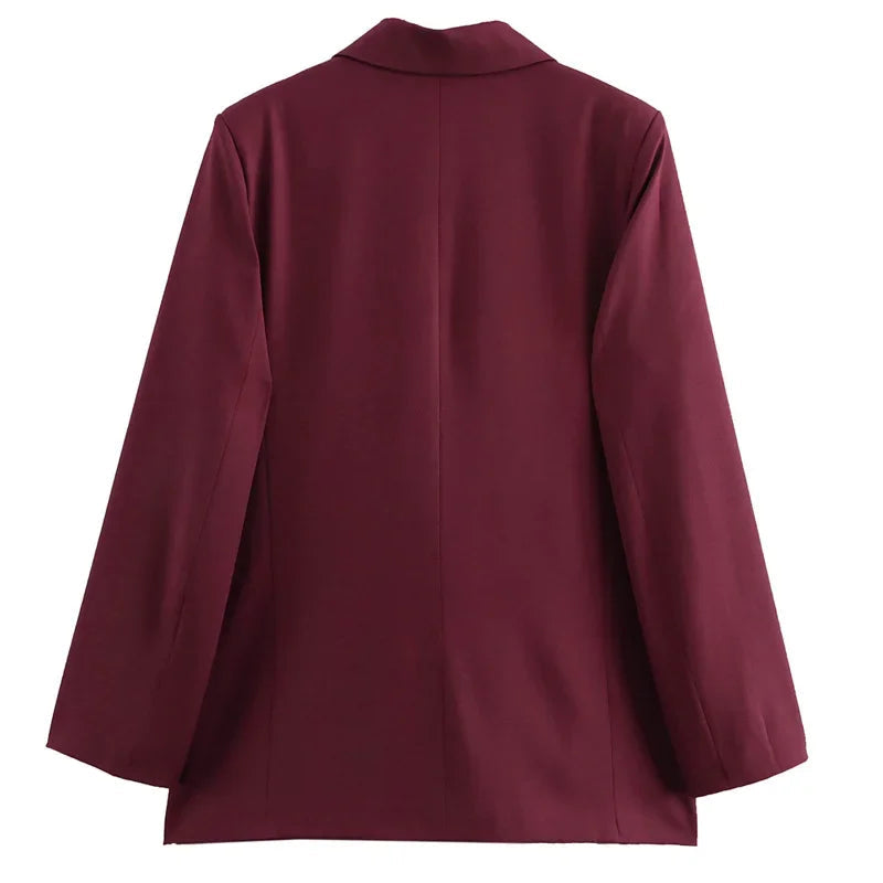 Dameblazer i burgunder med dobbelknappet design. En allround jakke som komplementerer ethvert arbeidsantrekk elegant.