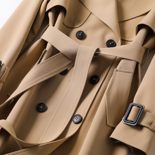 Elegant dame-trenchcoat med dobbel knappelukking, perfekt som stilren og moteriktig høstfrakk.