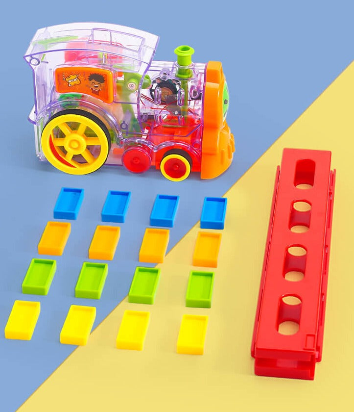 Domino lastebil med stablede dominobrikker, klar for å starte et spill.
