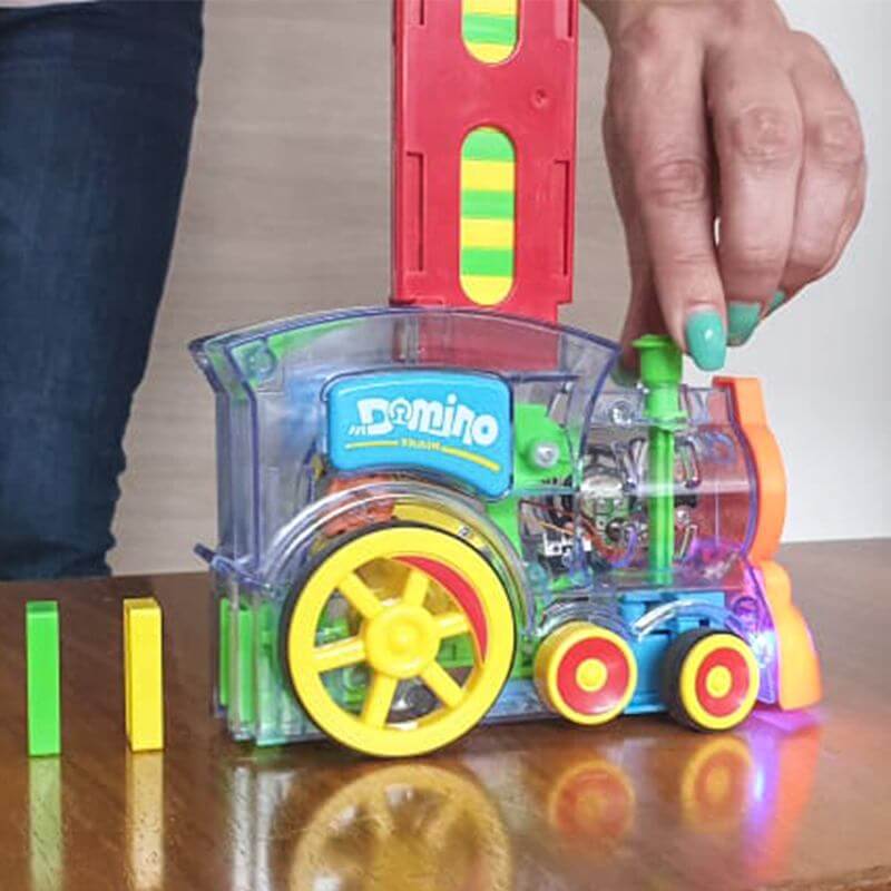 Familie som samles for å leke med domino lastebilen, et flott familieleketøy.