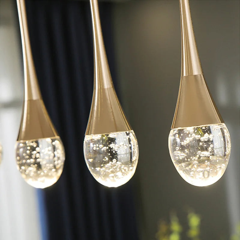 Elegant dråpeformet taklampe i gull, perfekt for moderne interiør og dekorasjon i gang eller stue.