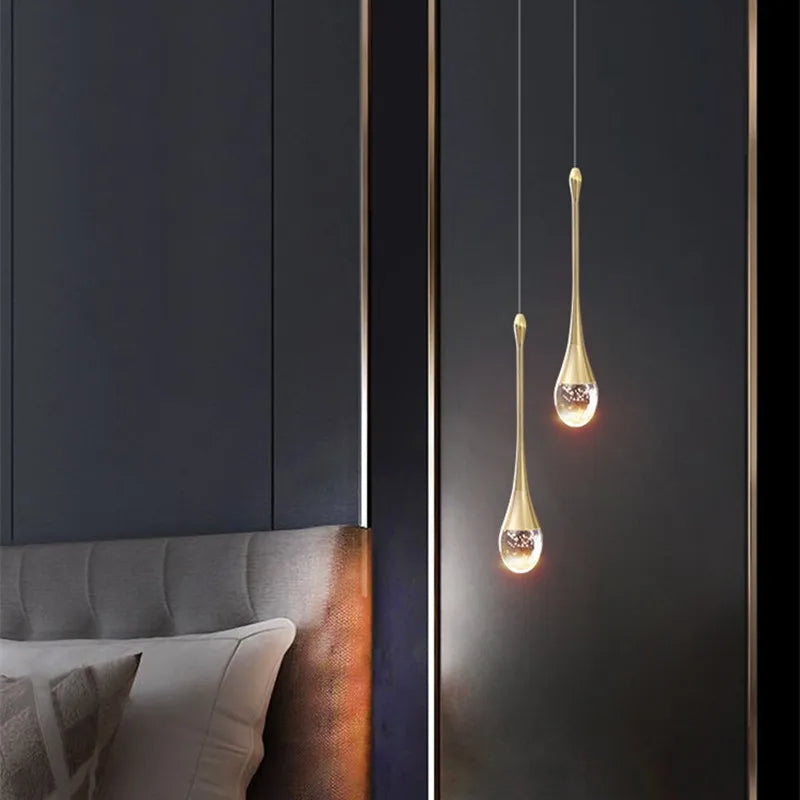 Moderne taklampe, dråpeformet pendellampe i elegant gull. Perfekt interiørdetalj for belysning.