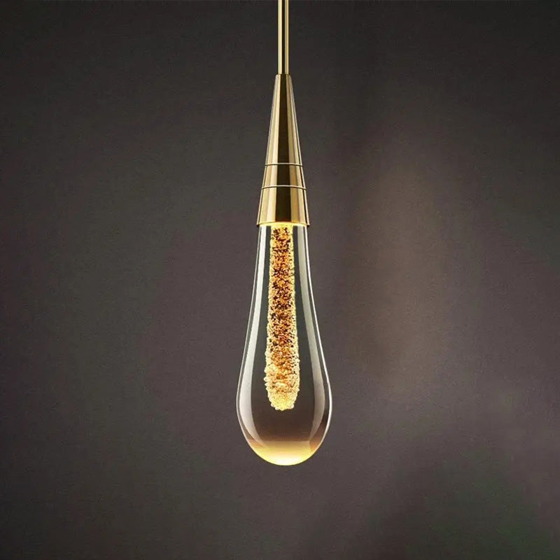 Moderne belysning: dråpeformet designlampe for vegg, utstråler varm glød, flott stuelampe.