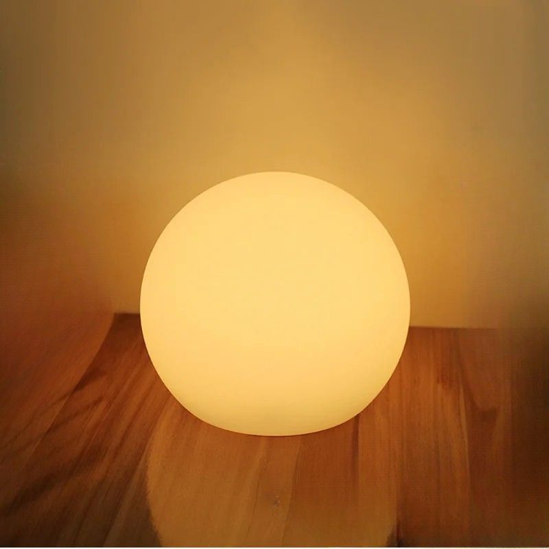 Bærbar og oppladbar LED kulebordlampe. Fjernstyrt stemningslampe med fargeendring for moderne rombelysning.