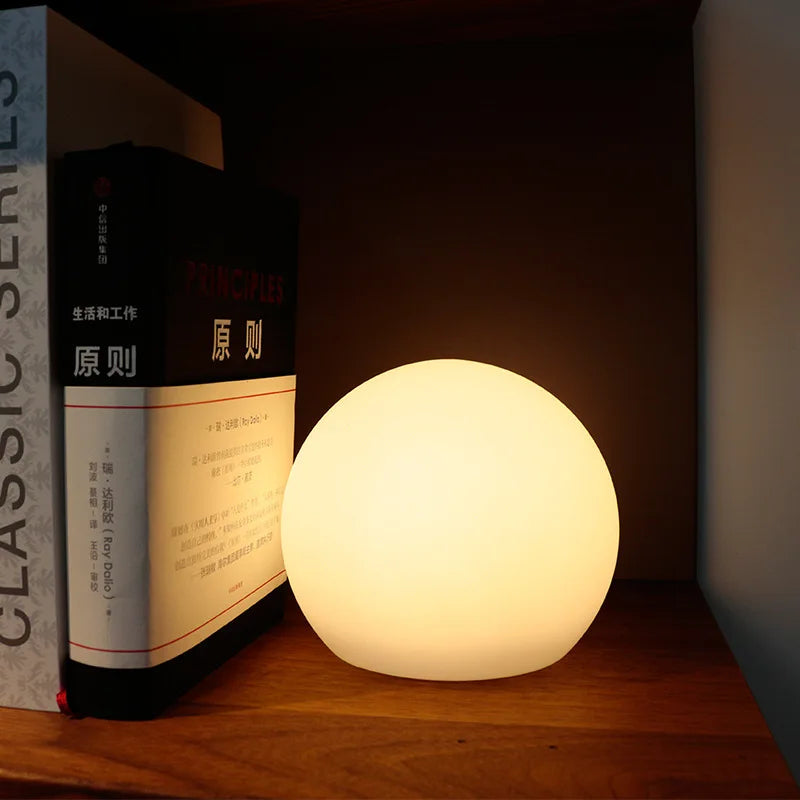 Elegant kulebordlampe med LED lys, moderne design og fargeendring. Dekorativ belysning for et stilrent interiør.