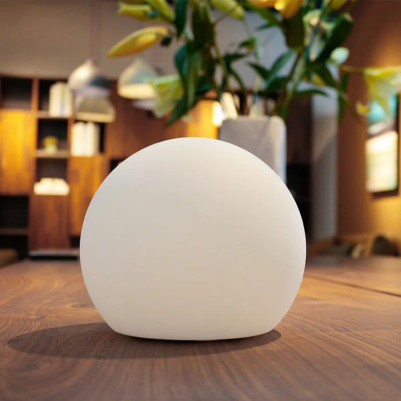 Dynamisk LED kulebordlampe, oppladbar og fjernstyrt. Fargeendrende stemningslampe med moderne design for hjemmet.