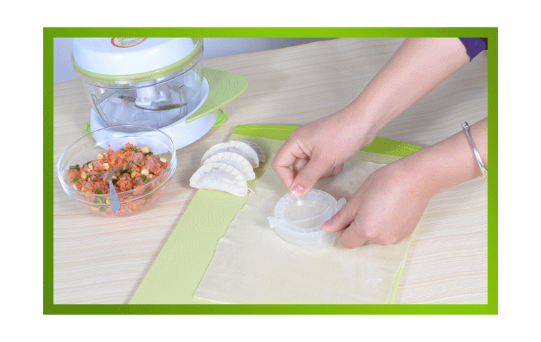 Visning av hvordan rustfri dumplingform lukker og forsegler en perfekt pierogi. For rask matlaging hjemme.