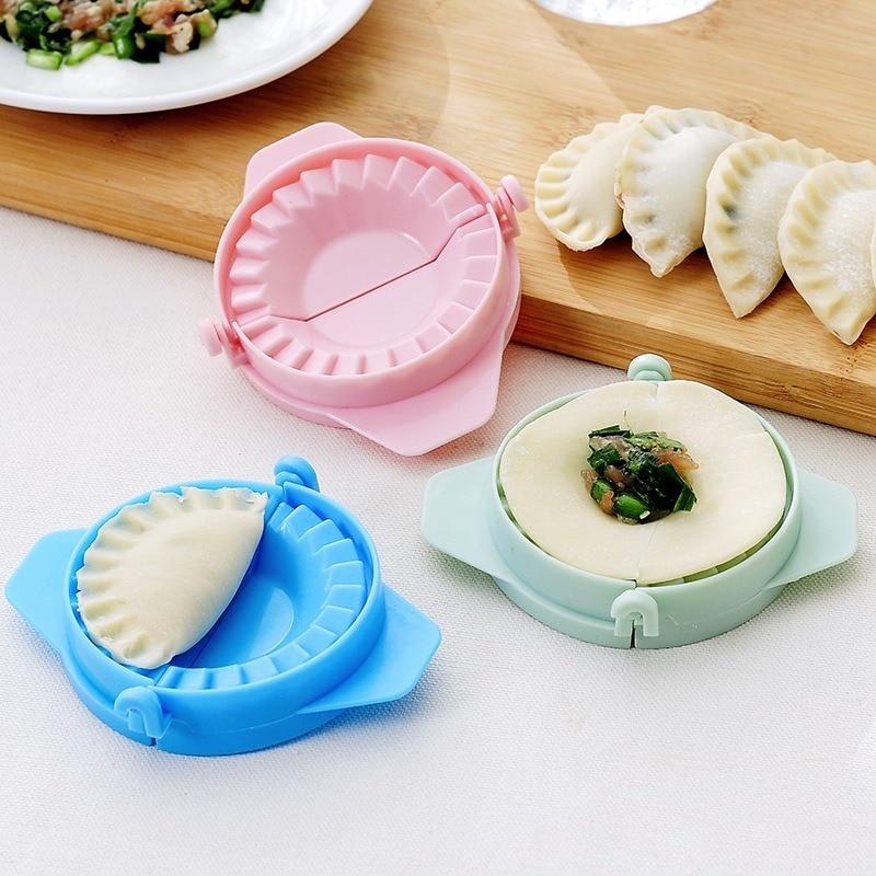 Nærbilde av dumplingformer i rustfritt stål. Enkel kjøkkenhjelper for hjemmelagde pierogi og ravioli.