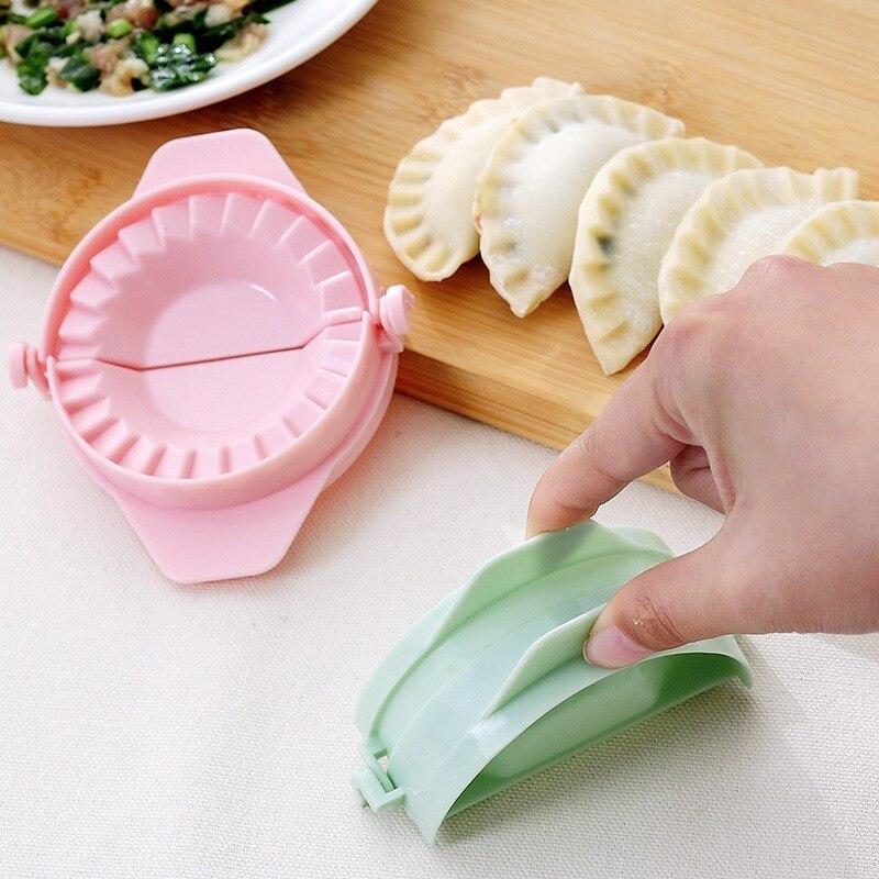 Detaljert bilde av en rustfri dumplingform med fyll klar til å presses. Gjør enkel matlaging gøy.