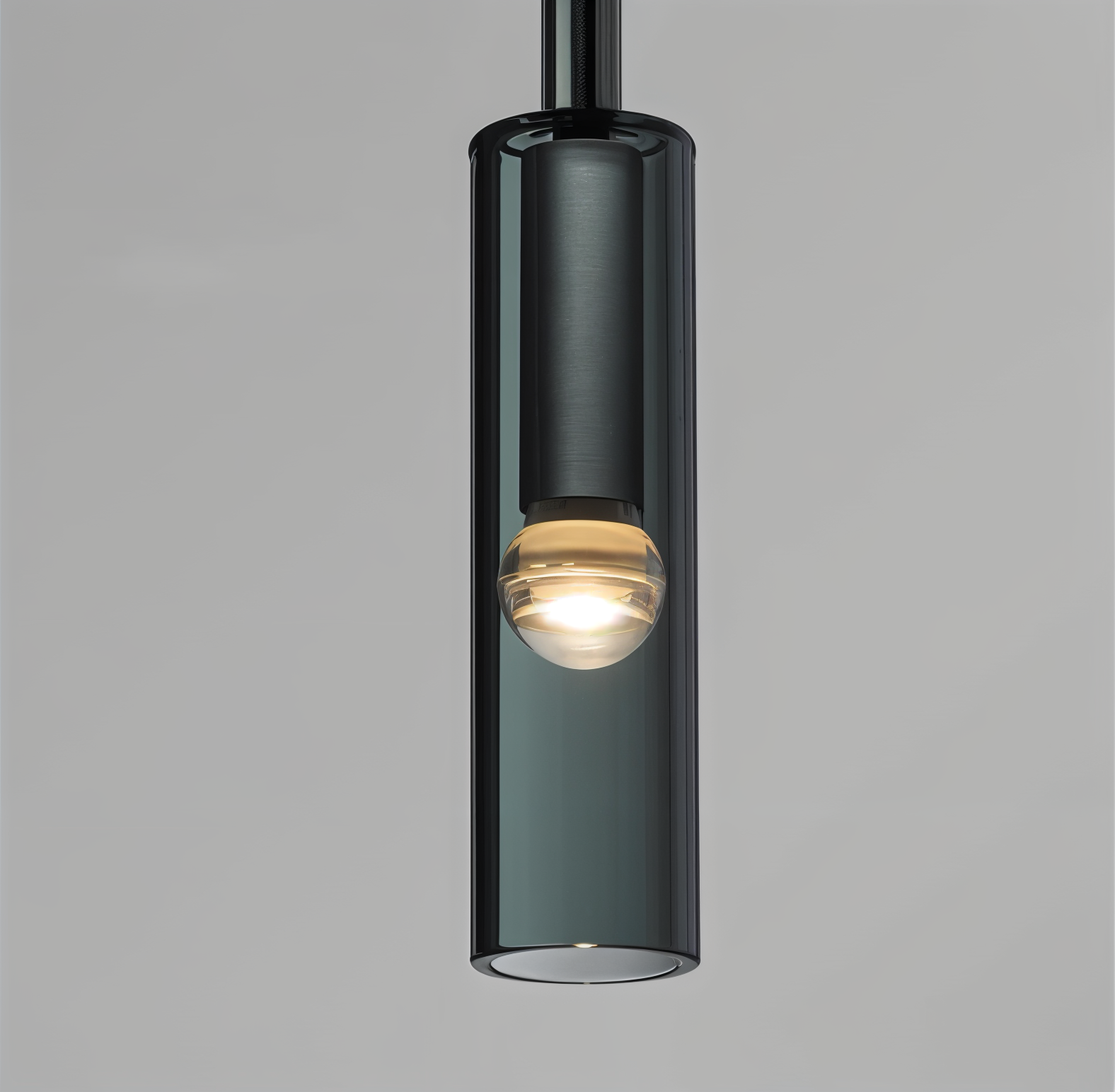 Vegglampe med røkt glasskjerm og kobberdetaljer. Tidløst design, perfekt for moderne interiør.