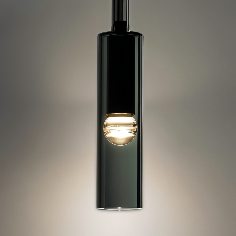 Stilren vegglampe med røkt glass og kobber finish. Forbedrer ethvert rom med subtil belysning.