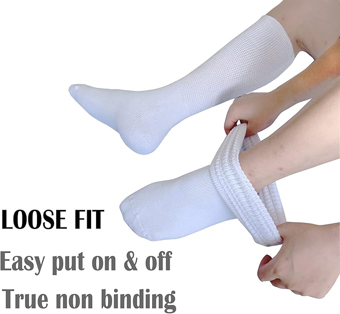 Sammenbrettede unisex sokker viser den romslige, ekstra brede designen.
